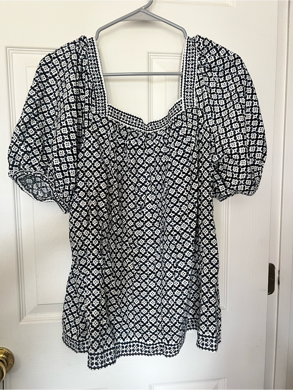 NWT Max Studio Indigo Blue and White Patterned Puff Sleeve Top Size Large - Picture 4 of 4